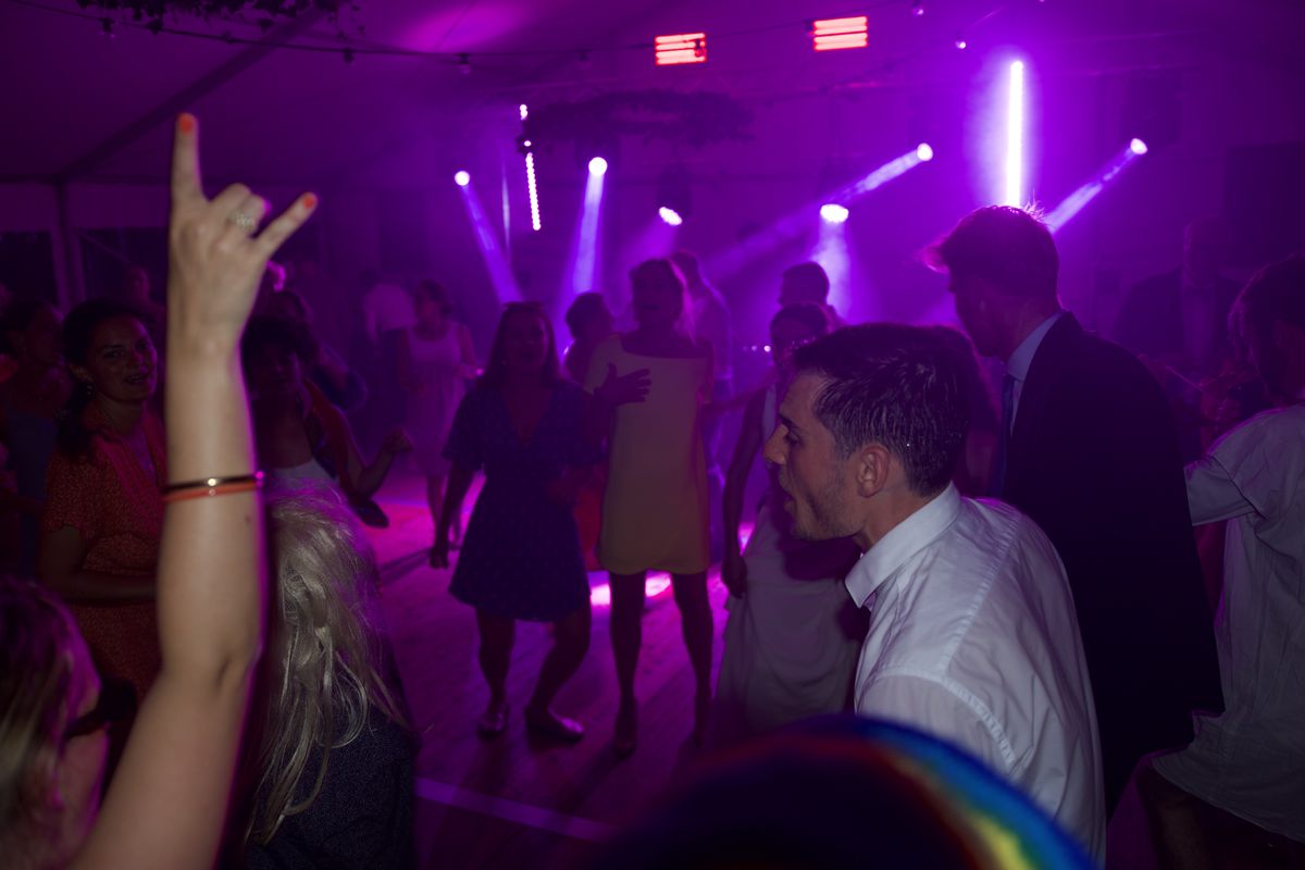 Piste de danse sous chapiteau en éclairage violet