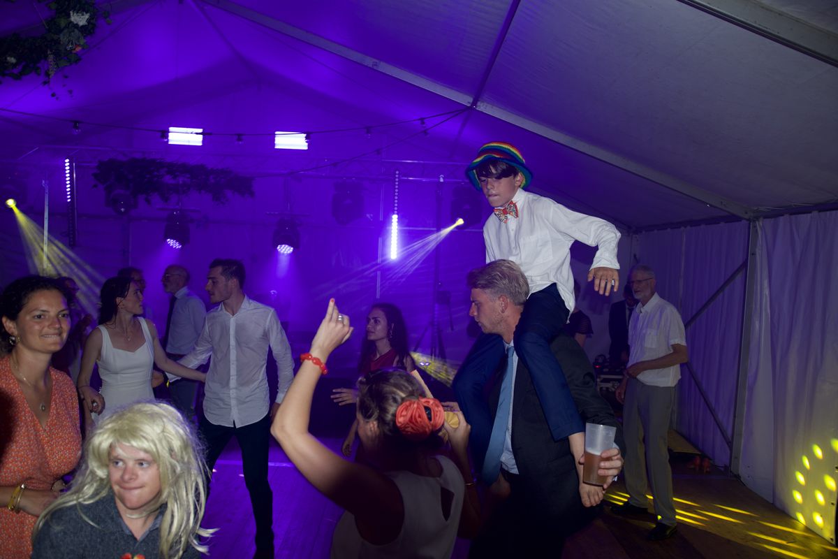 Invités portés sur les épaules pendant une soirée
