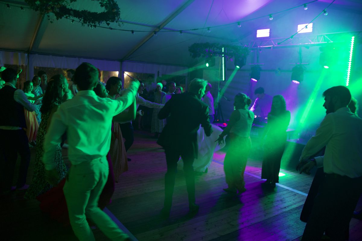 Éclairage vert et violet sur une piste de danse