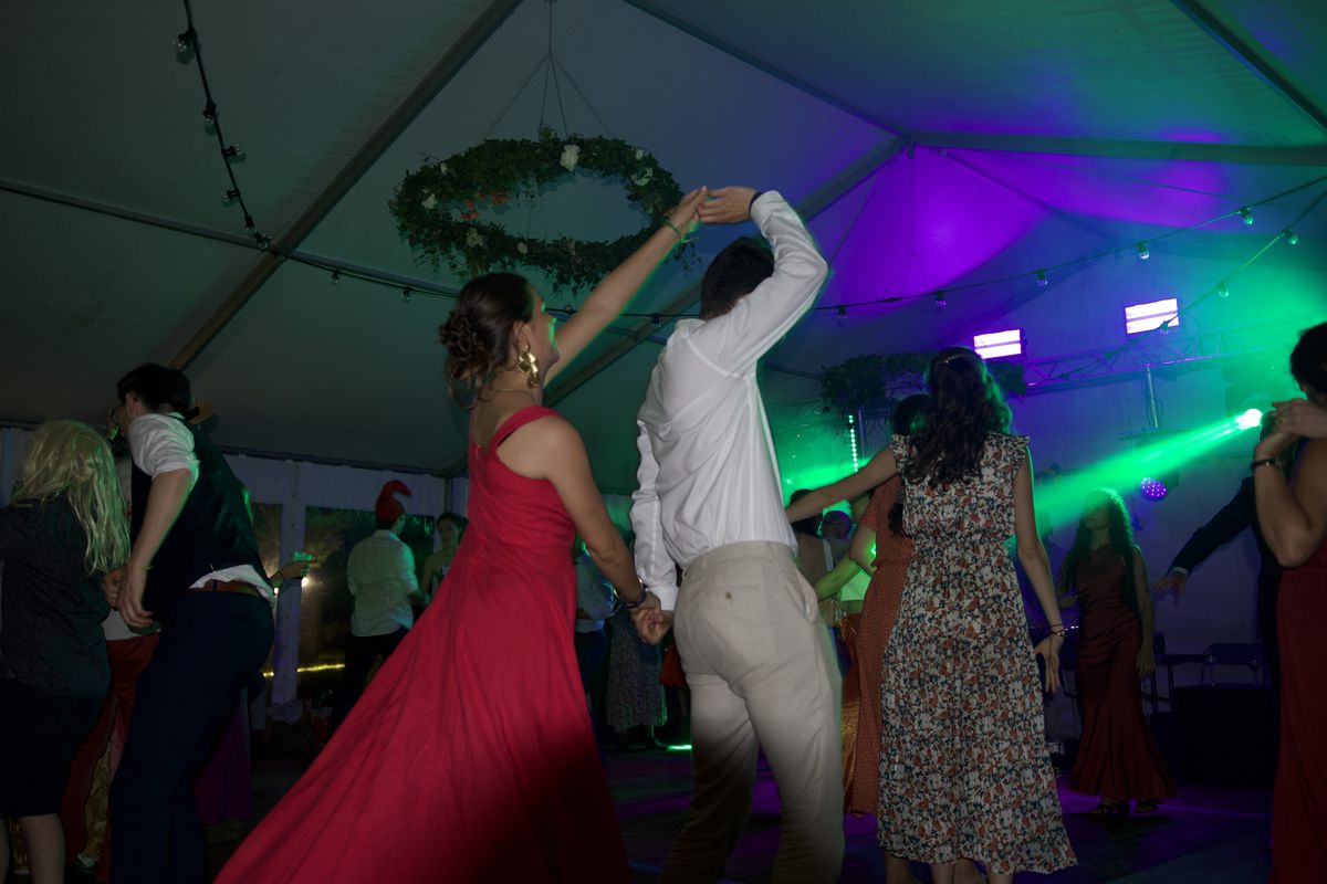 Couple dansant lors d'un mariage sous chapiteau