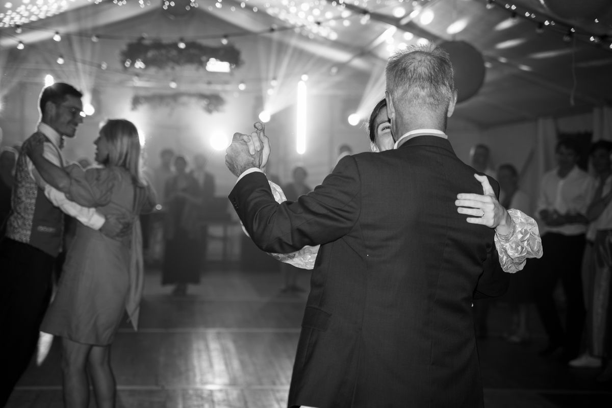 Première danse des mariés, en noir et blanc