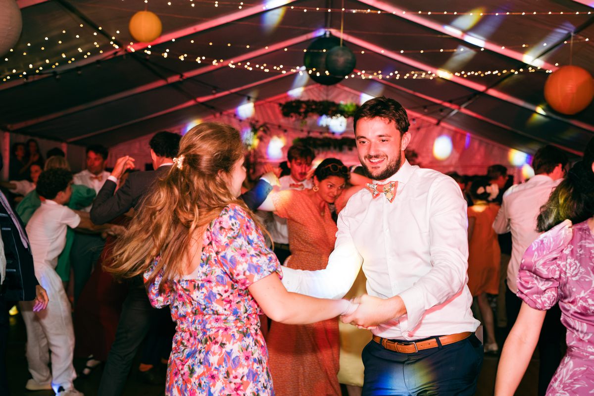 Danse en couple sous les guirlandes lumineuses