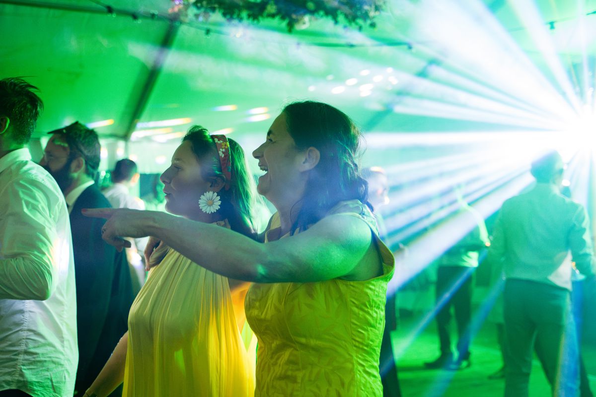 Faisceaux lumineux sur la piste de danse d'un mariage
