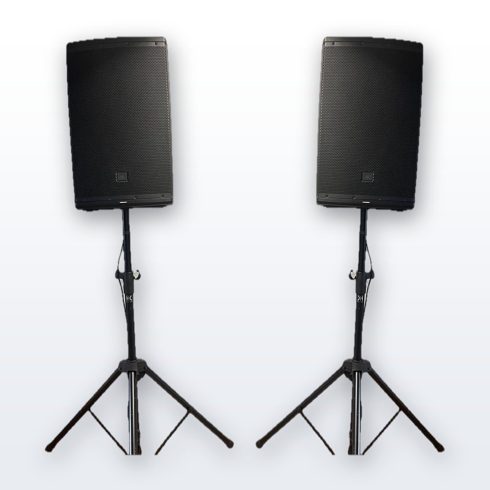 Les deux enceintes JBL 1000W du Pack Son Confort sur pieds